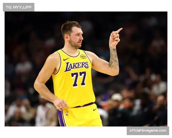 东契奇半场三双：湖人进攻流畅性与防守漏人并存